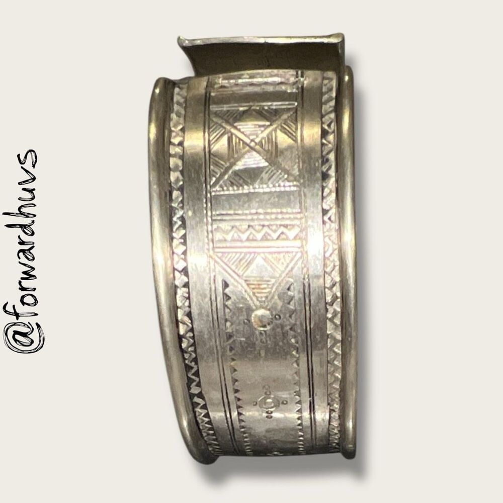 Tuareg Etched Silver Cuff Bracelet – 38.63g – Saharan Geometric Motifs – Signed - Picture 4 of 8